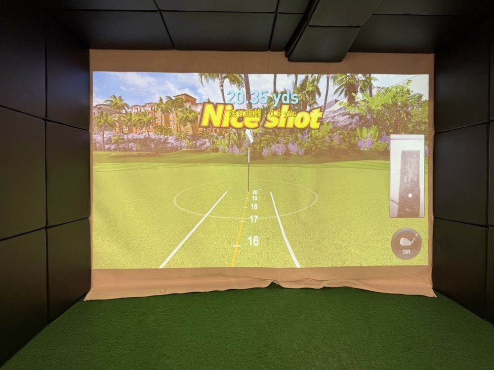 EXTRA GOLFの完全個室の打席とスクリーン