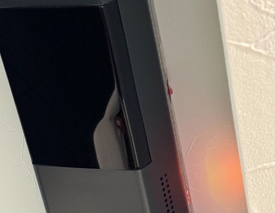 SDRセンサー壁側の赤いスイッチの拡大。半透明の赤い突起が壁との隙間に見えます