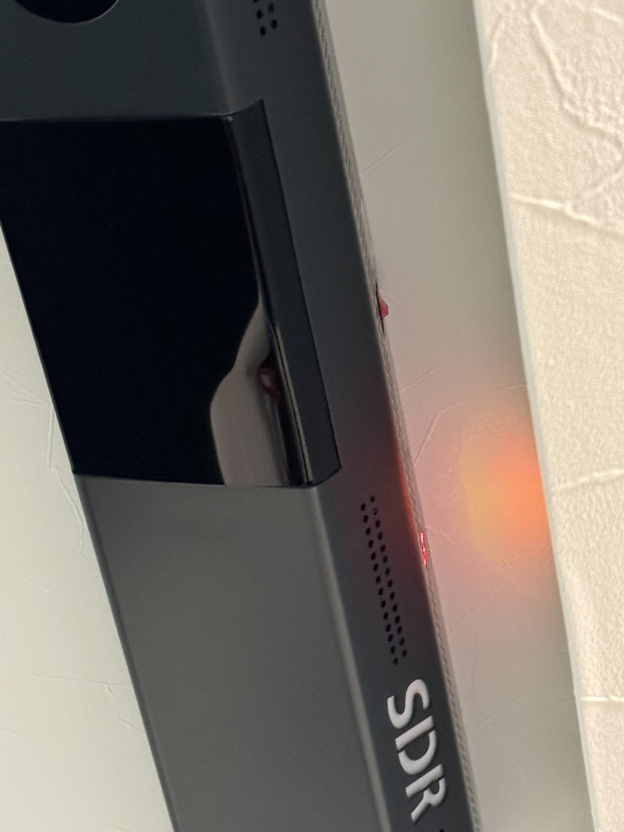 SDRセンサーを下から見上げた角度。壁側に赤いスイッチが2つ