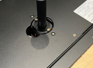 ティーアップ機の基部。中央の柱の左側の切り欠き内に赤いスイッチが見えます